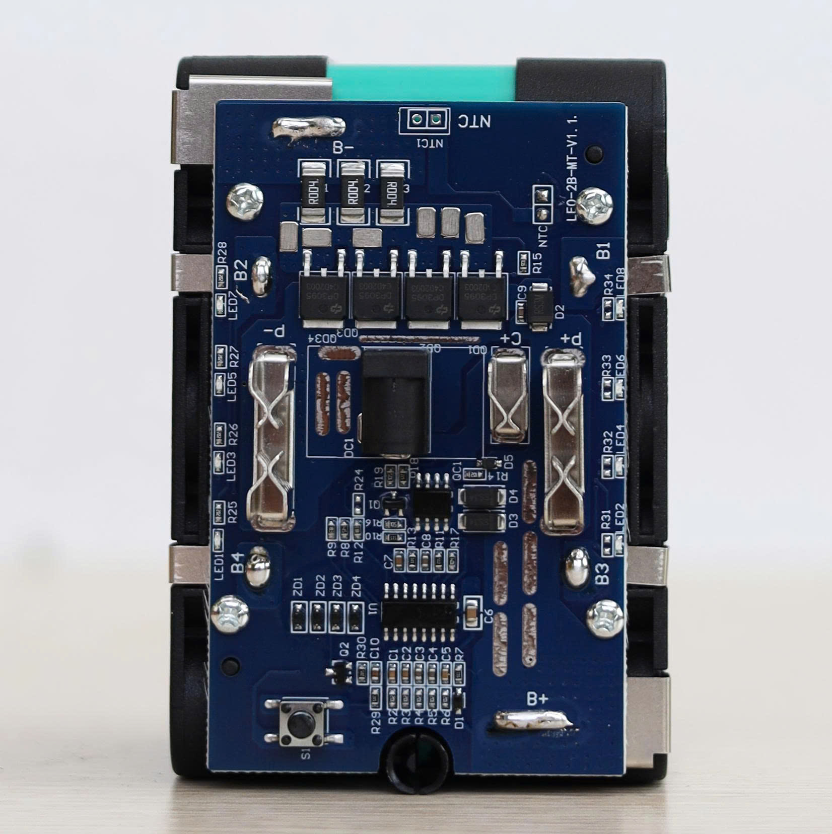 Combo Pin 15 Cell dung lượng cao - Dòng xả 15C+sạc nhanh 2A Workfix WF-BK6015MAX 3 Combo Pin 15 Cell dung lượng cao - Dòng xả 15C+sạc nhanh 2A Workfix WF-BK6015MAX - Ảnh 3